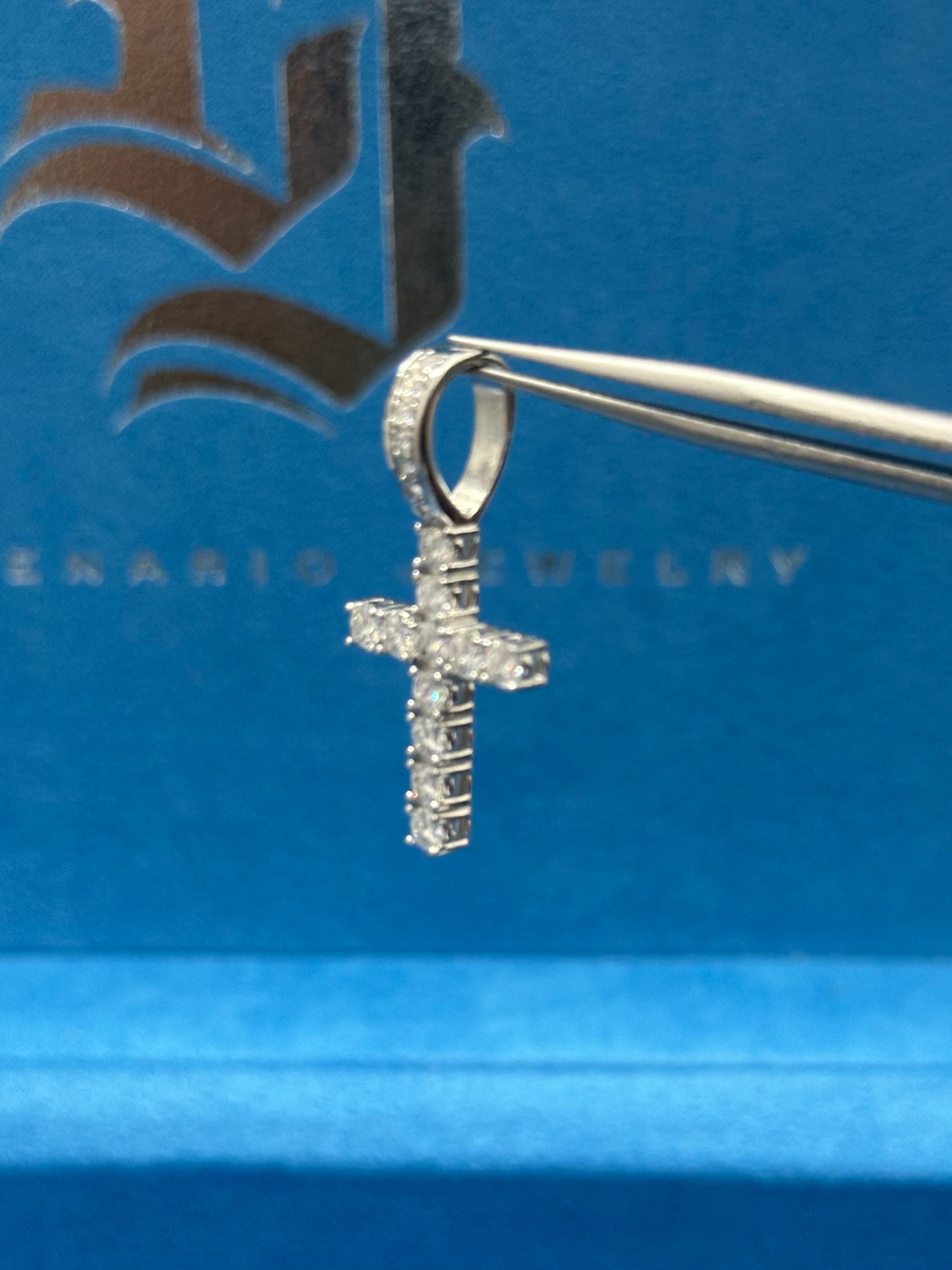 Dije en forma de cruz