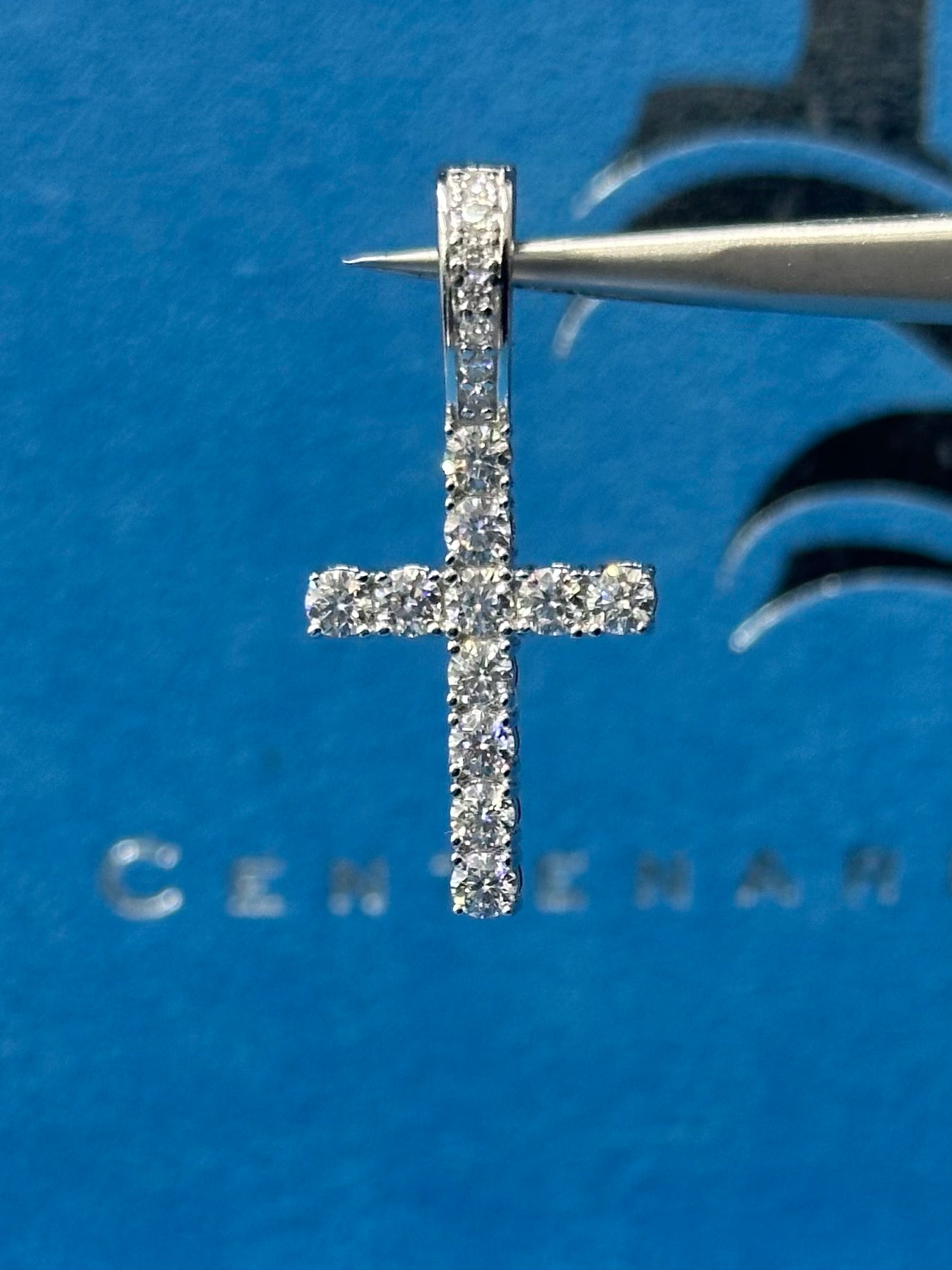 Dije en forma de cruz