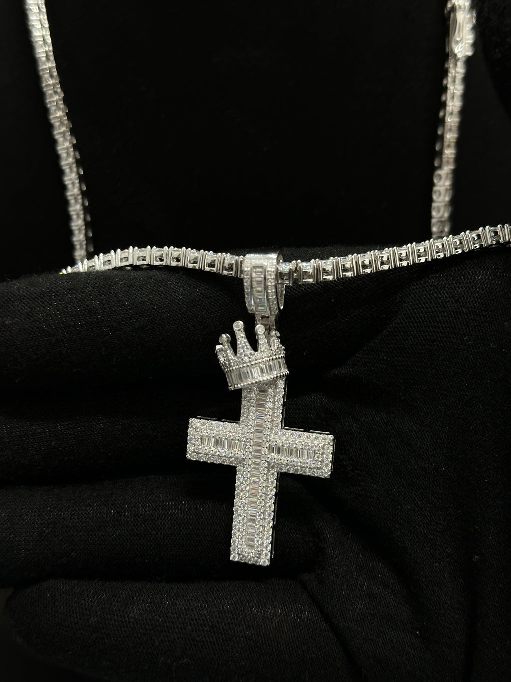 Cadena tennis con dije cruz con corona