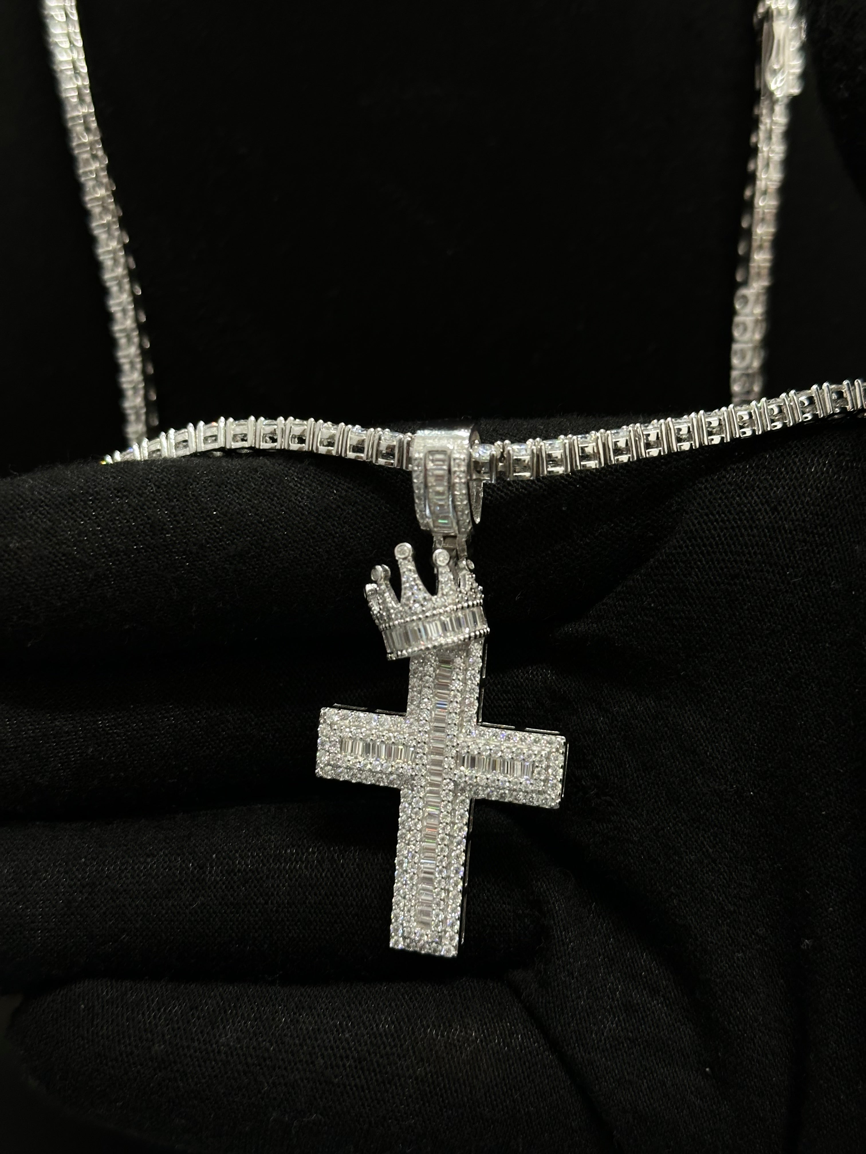 Cadena tennis con dije cruz con corona