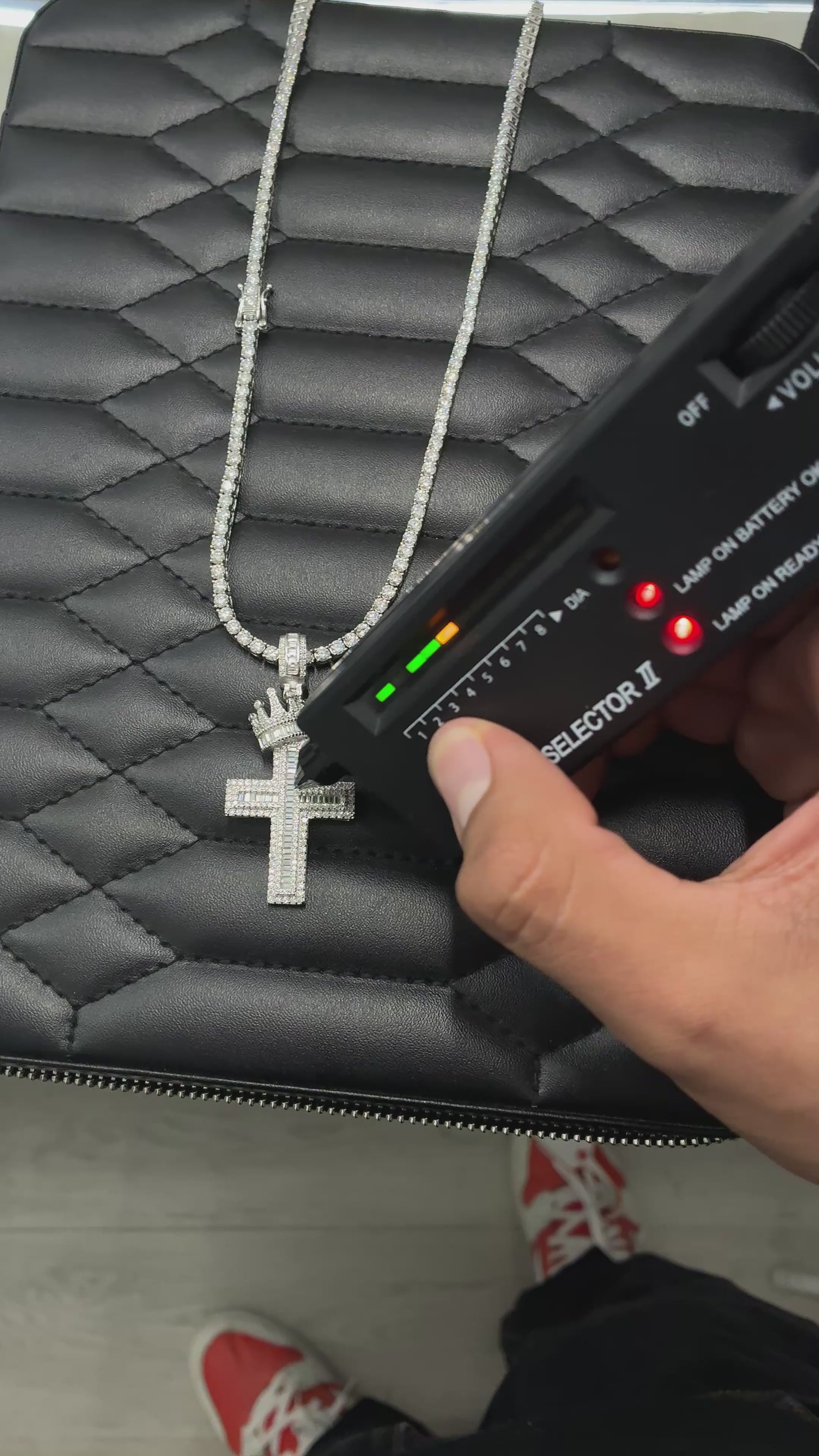 Cadena tennis con dije cruz con corona