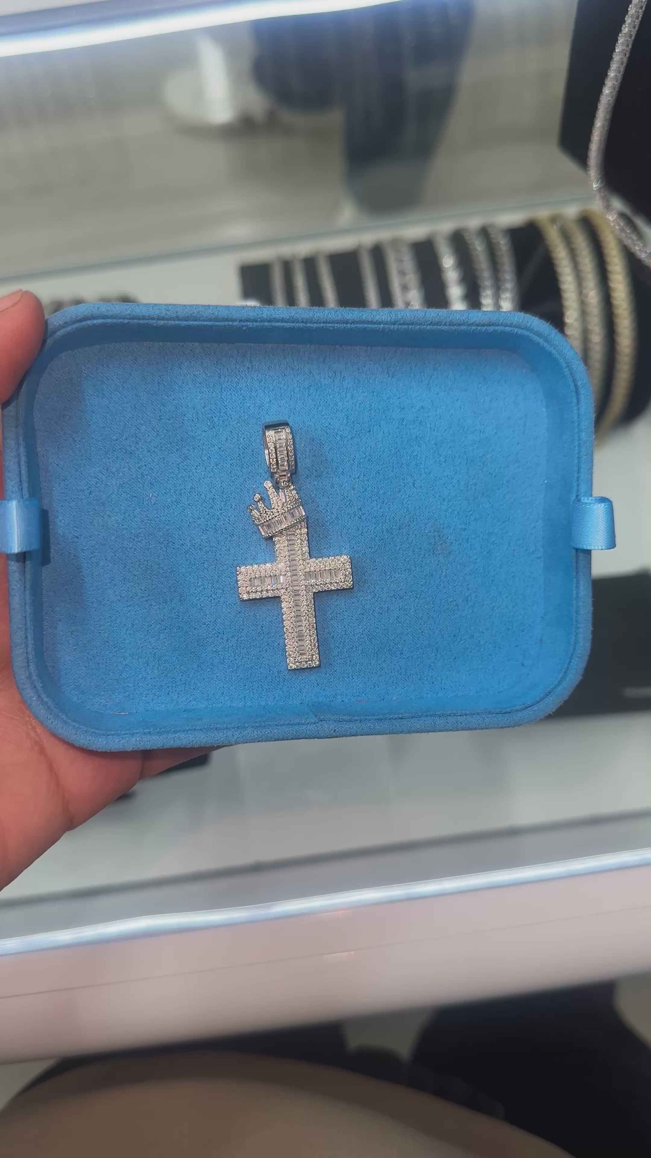 Dije cruz con corona