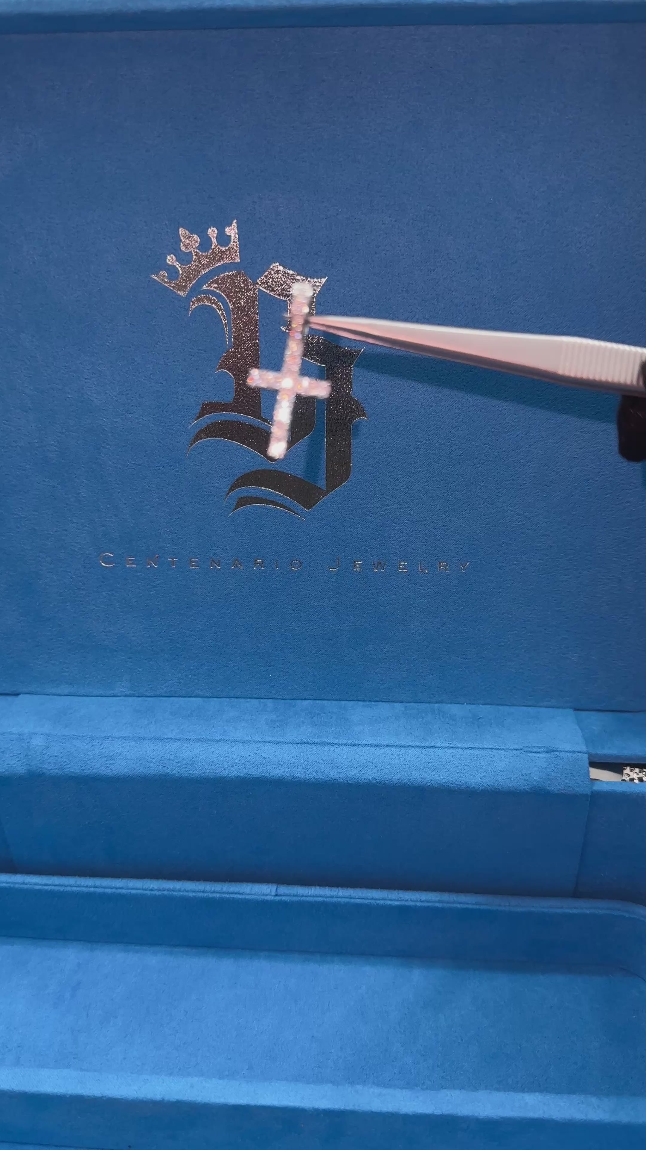 Dije en forma de cruz